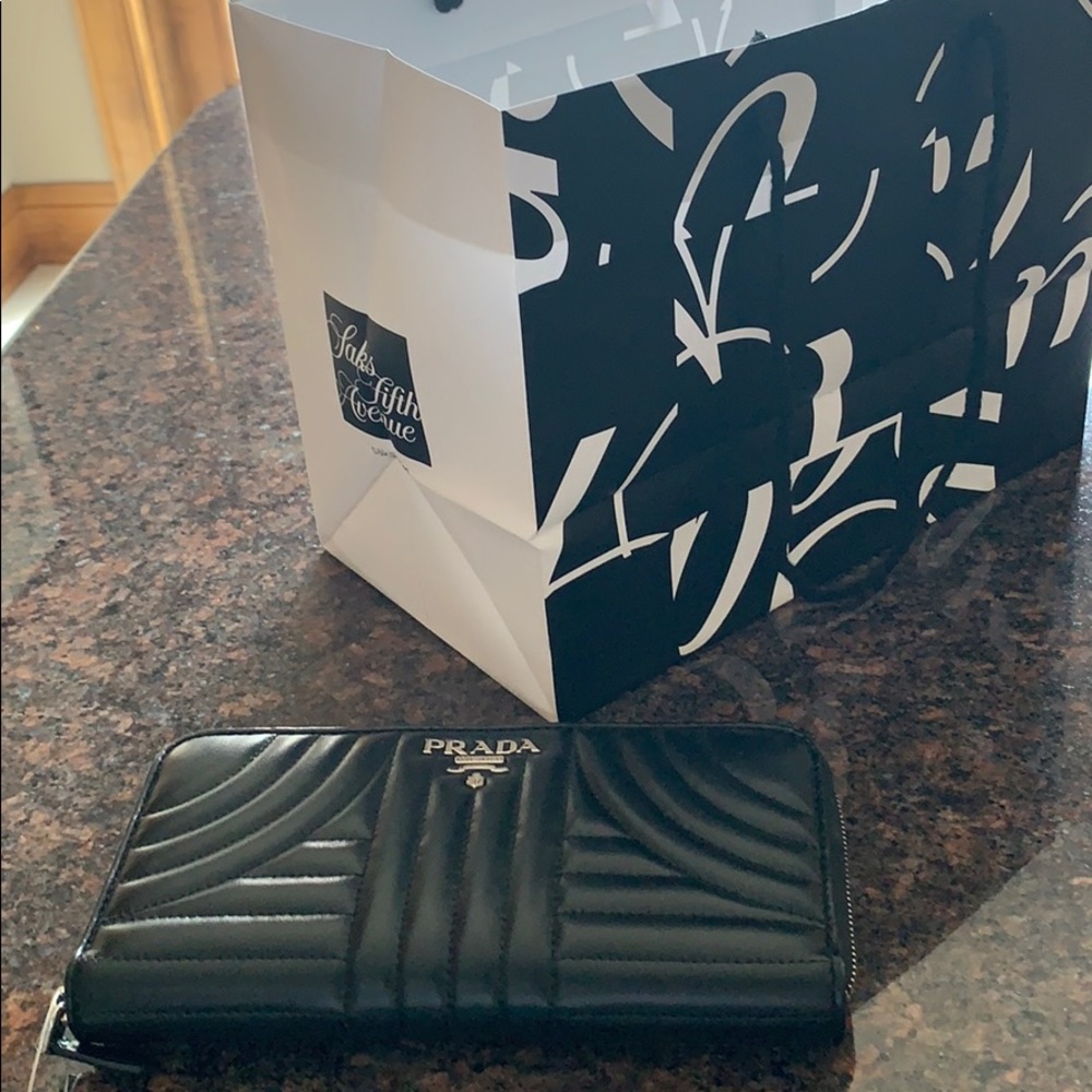 2XHP🌟NWT PRADA black leather diagramme zip around - Picture 8 of 8